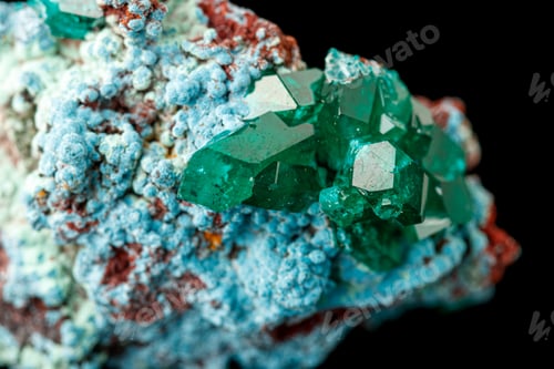 Vista previa: macro mineral stone Dioptase on a black background