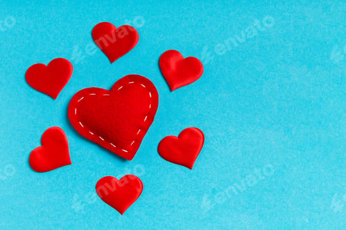 Vista previa: Top view composition of red hearts on colorful background. Romantic relationship concept.