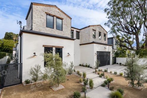 Aperçu: Suburban house in a serene neighborhood