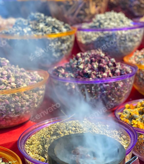 Visualização: Fumaça de incenso no colorido mercado de especiarias