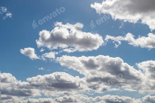 Vorschau: Wolken im Sonnenlicht. Sonniger Herbsttag. Ansicht von vorne