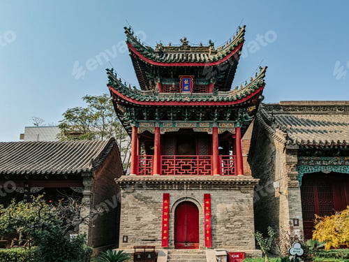 Preview: Low angle shot of a historic Kaifeng temple in China