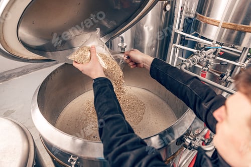 Preview: Brewer in brewhouse