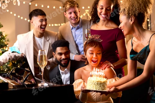 Visualização: Grupo de amigos ao redor do piano comemorando o aniversário da mulher com bolo