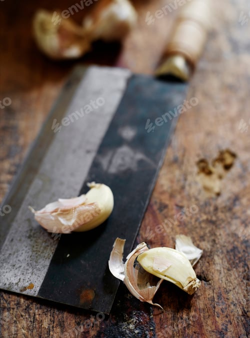 Preview: Garlic cloves on butchers knife