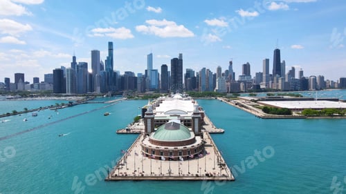 Preview: Stunning cityscape of Chicago with Navy Pier in the foreground. Illinois, United States.