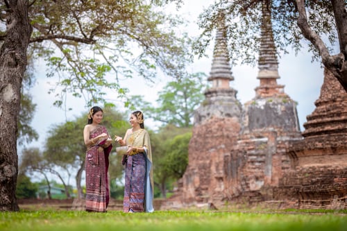 Vista previa: Asian woman wearing ancient Thai traditional dress holds garland and fresh flowers paying homage Bud