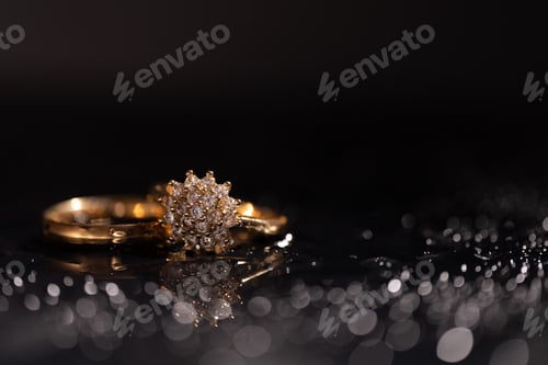 Preview: Golden wedding rings adorned with sparkling water