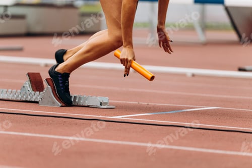 Preview: start female runner with baton in hand