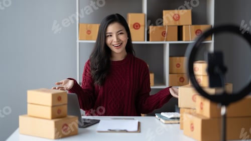 Vista previa: Vloguera asiática e influenciadora en línea que graba contenido de Vídeo para marketing y venta en línea.