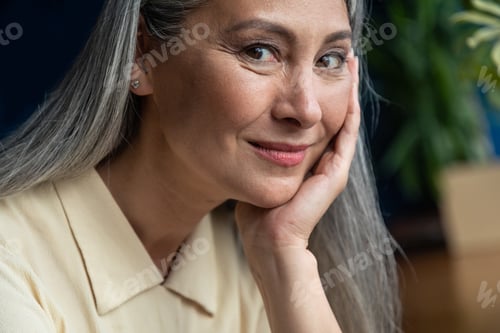 Preview: cinematic image of a senior business woman