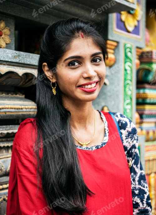 Preview: Indian woman portrait at the temple