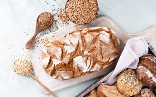 Preview: Sliced rye bread on cutting board, closeup..
