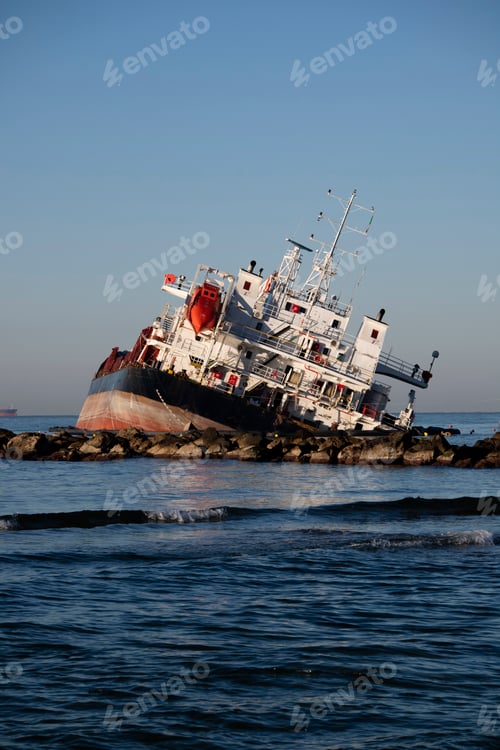 Preview: Sinking of a merchant ship at the Marina di Massa pier