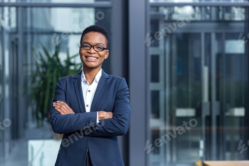Preview: Portrait of young successful business woman, african american woman smiling happy