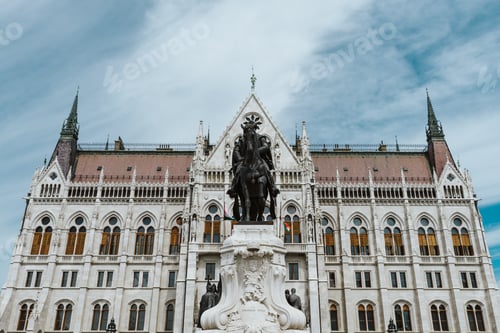 Preview: close up on Hungarian Parliament and Kossuth Lajos square
