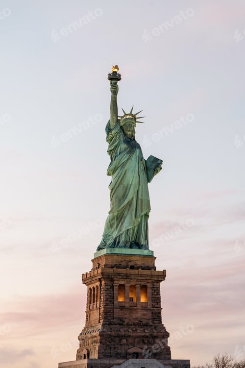Preview: Statue of Liberty against gray sky