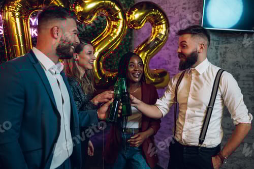 Visualização: Feliz grupo de amigos celebra a véspera de Ano Novo em um clube