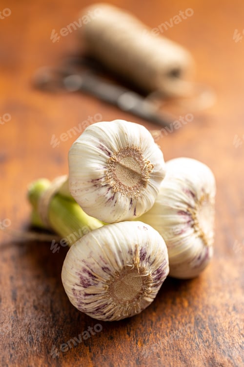 Preview: Whole garlic bulb. Fresh white garlic on wooden table.