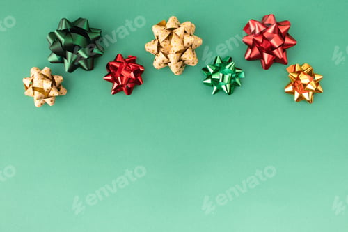 Preview: Christmas Bows in Red and Gold on Green Background