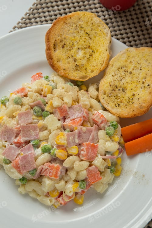 Preview: Creamy Macaroni Salad with Bread and Carrots