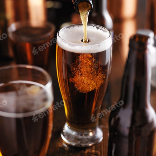 Vista previa: pourng beer from bottle into glass at bar