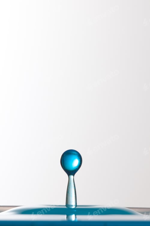 Preview: Splash of blue liquid with high speed flash