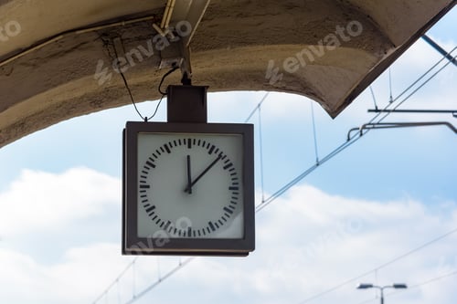 Preview: Analog clock on the train station
