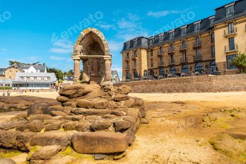 Preview: Low tide at the sanctuary of La Plage Saint Guirec