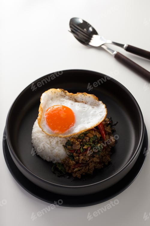 Preview: Khao kaprao moosub Khai Dow