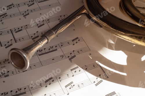 Visualização: Notas musicais com uma parte de trompa francesa