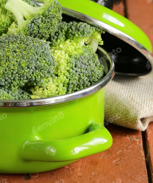 Preview: organic broccoli for healthy eating on the table