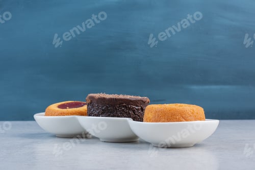 Preview: Cupcakes on a serving platter on marble background