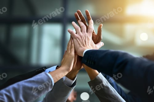 Vorschau: Ausgeschnittene Aufnahme einer Gruppe von Geschäftsleuten, die sich solidarisch die Hände reichen