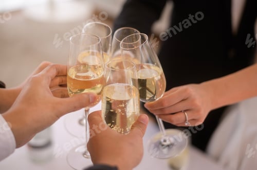 Visualização: Mãos segurando taças de champanhe no casamento