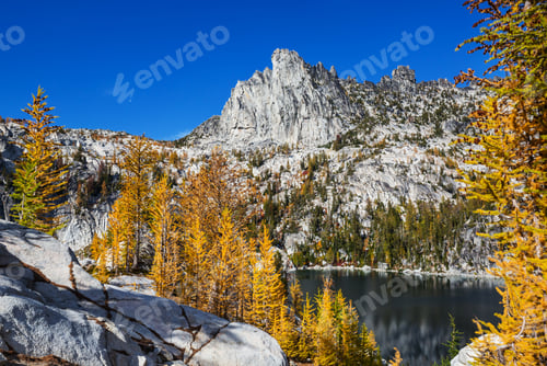 Preview: Alpine lake
