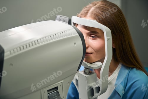 Preview: Female patient positioned for detailed eye examination