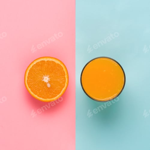 Visualização: suco de laranja em copo e metade de laranja