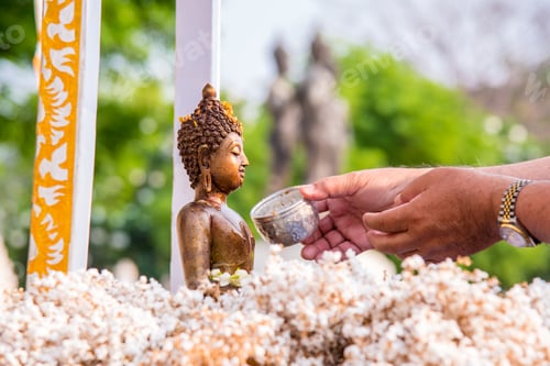 Preview: People pour water over Buddha statues.