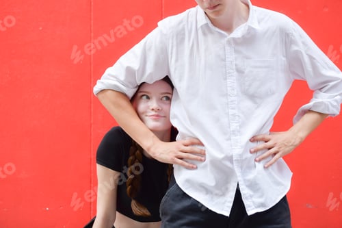 Preview: A couple is enjoying a summer vacation in the red wall background, happily showing their love