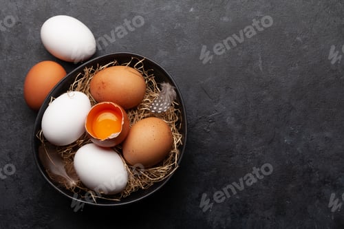 Preview: White and brown chicken eggs