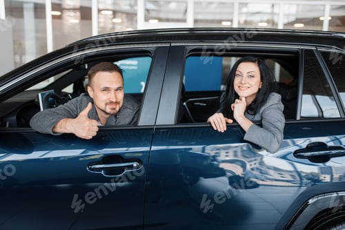 Visualização: Casal feliz sentado em carro novo, showroom