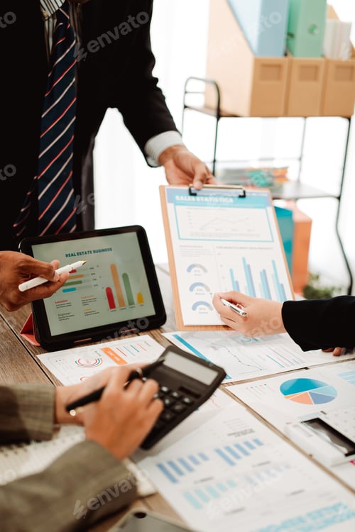 Preview: Experts are meeting at the office to plan a real estate project.