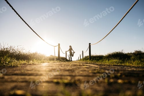 Visualização: Mulher se alongando no caminho antes do treino matinal