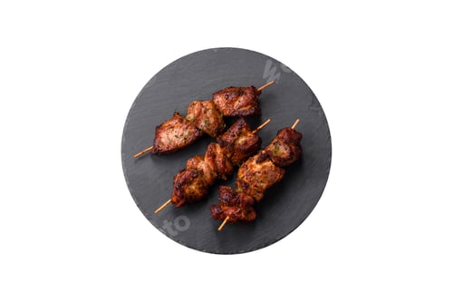 Vista previa: Deliciosos pinchos de pollo, pavo o cerdo a la parrilla con sal, especias y hierbas