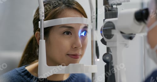 Preview: Woman checks her eyes in clinic
