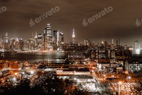 Preview: Long exposure shot of the New York skyline at night