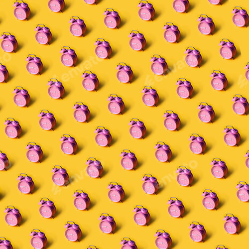 Vista previa: Diseño creativo de despertador rosa sobre fondo amarillo pastel. Concepto minimalista.