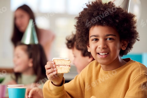 Visualização: Retrato de menino comendo bolo de aniversário na festa com pais e amigos em casa