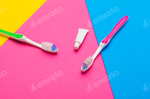 Preview: Flat lay composition with manual toothbrushes on color background, close up